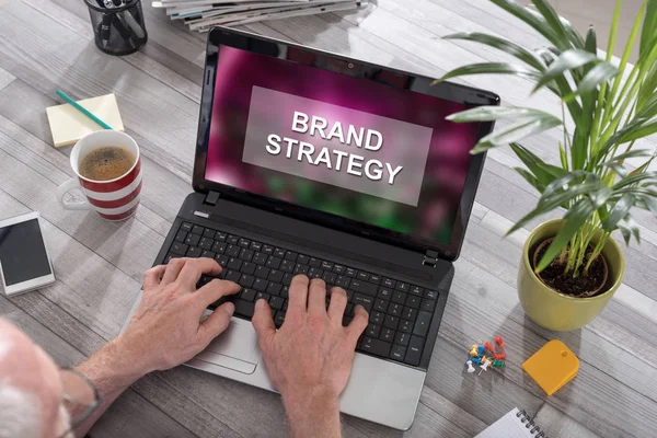 Man Met Behulp Van Een Laptop Met Merk Strategie Concept — Stockfoto