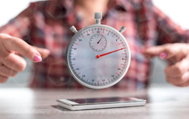 Arka planda bir kadının el arasında zaman kavramı ile Smartphone