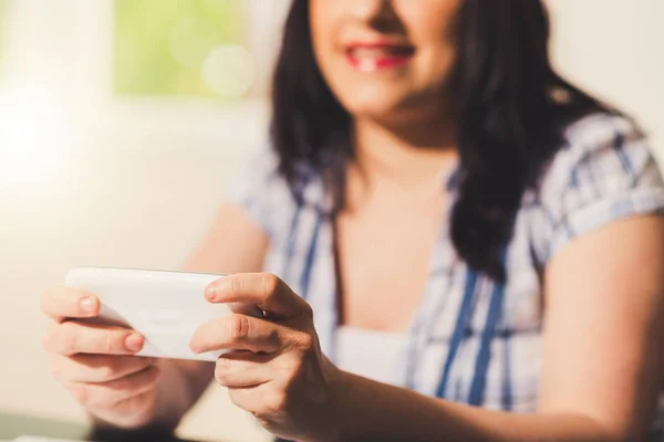 Mujer Atractiva Joven Usando Teléfono Móvil Casa — Foto de Stock