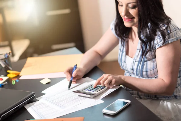 Kvinnlig Revisor Med Miniräknare Kontoret — Stockfoto