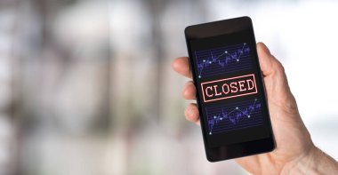 Kapalı bir borsa konseptini gösteren akıllı telefon ekranı