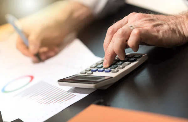 Geschäftsmann Analysiert Grafiken Büro Lichteffekt — Stockfoto