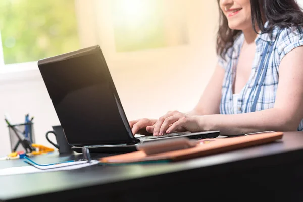 Fiatal Vonzó Üzletasszony Működő Laptop Irodában Fényhatás — Stock Fotó