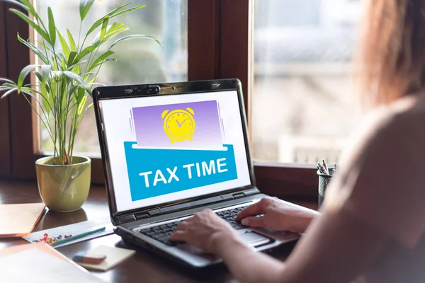 Laptop Obrazovky Zobrazení Daňová Koncepce Čas — Stock fotografie
