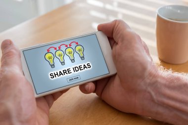 Bir smartphone ile Paylaş fikir kavramı holding erkek eller