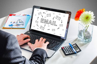 Adam bir e-posta kavramı gösterilen bir dizüstü bilgisayarda yazarak