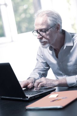 Olgun işadamı laptop Office çalışma