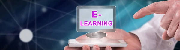 남자가 스마트폰 Learning — 스톡 사진