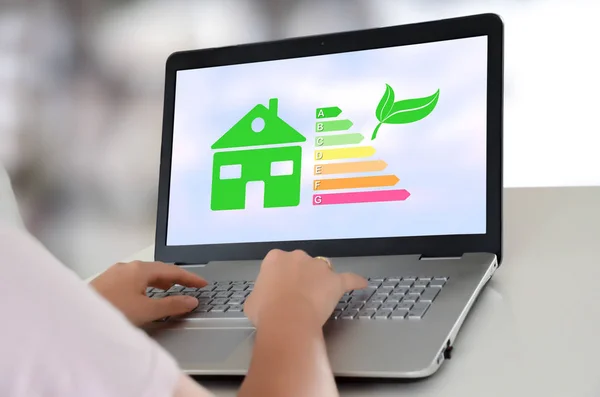 Frau Mit Laptop Mit Energieeffizienzkonzept Für Das Haus Auf Dem — Stockfoto