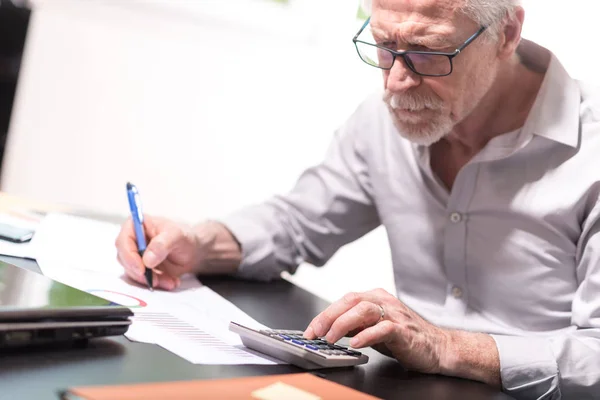 Senior Zakenman Bedrijfsrapport Bezig Kantoor — Stockfoto