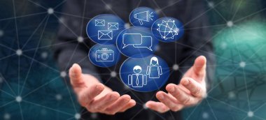 Arka planda bir adamın elleri yukarıda sosyal pazarlama kavramı