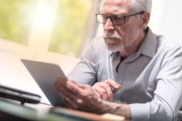 Senior Biznesmen Przy Użyciu Cyfrowego Tabletu Biurze Efekt Świetlny — Zdjęcie stockowe