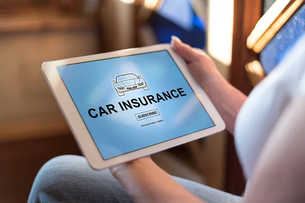 タブレット表示車の保険概念を保持している女性 — ストック写真