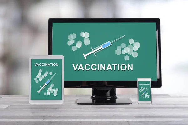 Vaccinatieconcept Verschillende Informatietechnologietoestellen — Stockfoto