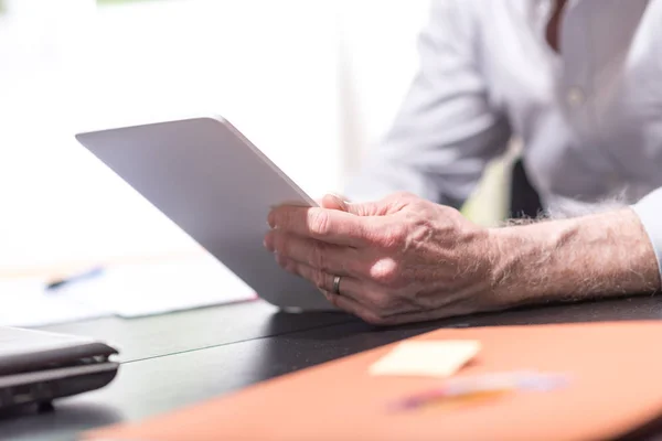 Zakenman Met Zijn Tablet Officek — Stockfoto