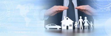 Bir aile, bir ev ve bir araba elleri ile korunması sigortacı. panoramik afiş