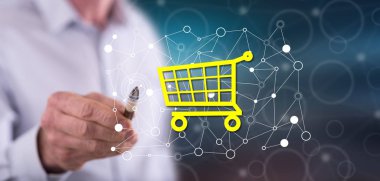 Dokunmatik ekranda kalemle bir e-ticaret konseptine dokunan adam