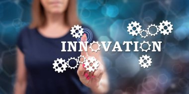 Kadın dokunmatik ekranda yenilik kavramına parmağıyla dokunuyor.