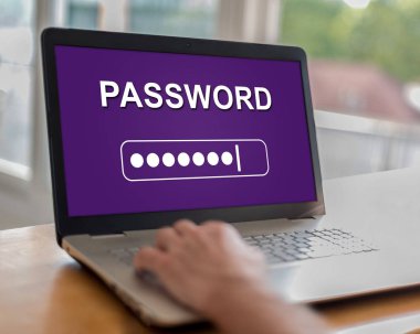 Ekranda şifre konsepti ile bir dizüstü bilgisayar kullanan adam