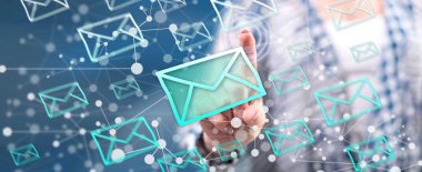 Bir e-posta kavramı onun parmak dokunmatik ekranlı cep bilgisayarlarda dokunmadan kadın