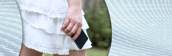 Jonge Vrouw Witte Rok Met Mobiele Telefoon Haar Hand Buitenshuis — Stockfoto