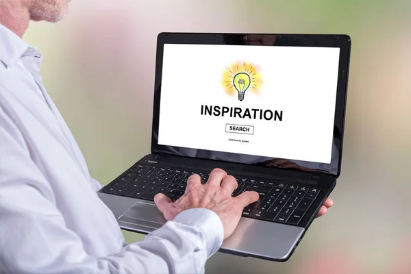 Mann Mit Laptop Mit Inspirationskonzept Auf Dem Bildschirm — Stockfoto