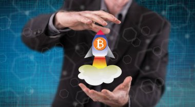 Bitcoin yükselişi kavramı içinde geçmiş bir adamın elleri arasında