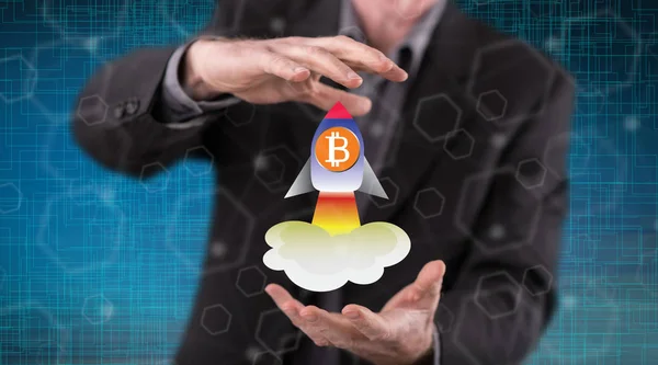 Bitcoin Opkomst Begrip Tussen Handen Van Een Man Achtergrond — Stockfoto