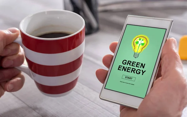 Mano Masculina Sosteniendo Smartphone Con Concepto Energía Verde — Foto de Stock
