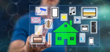 Adam dokunmatik ekranda akıllı bir ev kavramına parmağıyla dokunuyor.