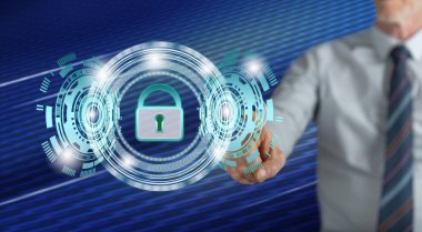 Adam dokunmatik ekranda parmak ile veri güvenliği kavramına dokunuyor.