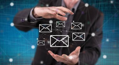 Arka plandaki bir adamın elleri arasındaki mesaj kavramı