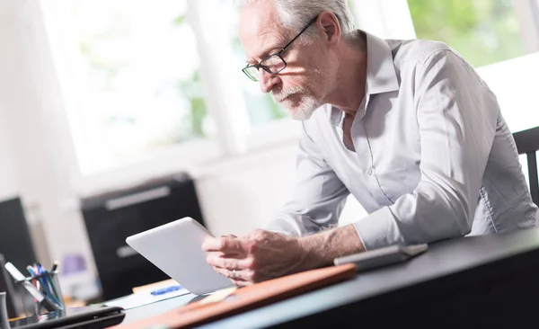 Senior Businessman Using Digital Tablet Office — Stock Photo, Image