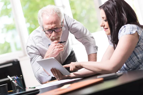 Joven Empresaria Hombre Negocios Senior Trabajando Juntos Oficina — Foto de Stock