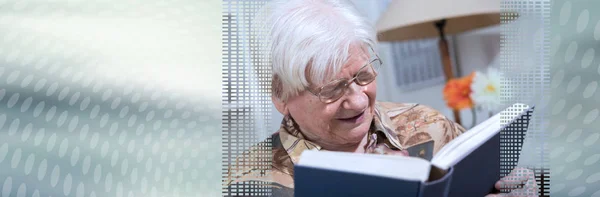 Una Anciana Leyendo Libro Casa Bandera Panorámica — Foto de Stock