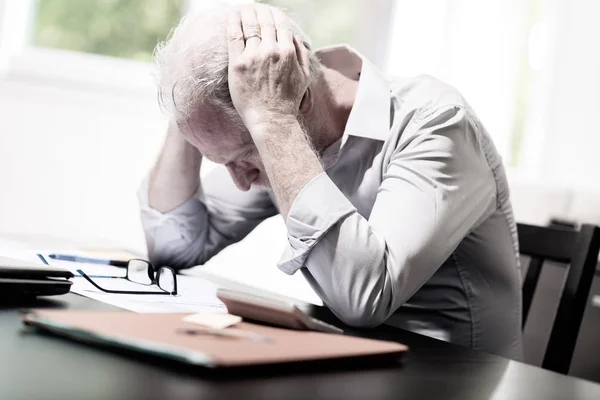 Gestresster Geschäftsmann Sitzt Mit Dem Kopf Der Hand Büro — Stockfoto