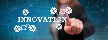 Kadın dokunmatik ekranda yenilik kavramına parmağıyla dokunuyor.