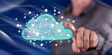 Bir adam dokunmatik ekranda bulut ağı konseptine parmağıyla dokunuyor.