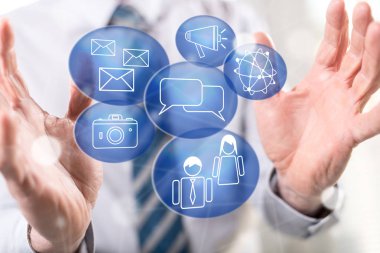 Arka planda bir adamın elleri arasında sosyal pazarlama kavramı