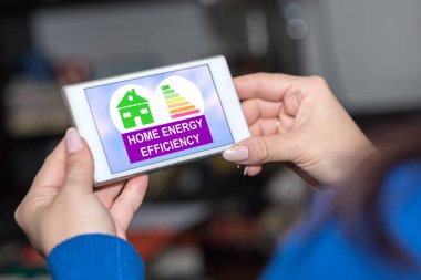 Ev enerji verimliliği kavramı görüntüleyen akıllı telefon ekranı