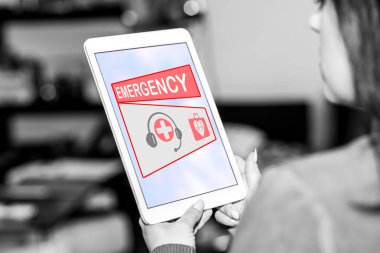 Tablet ekranda acil durum kavramı gösteriliyor