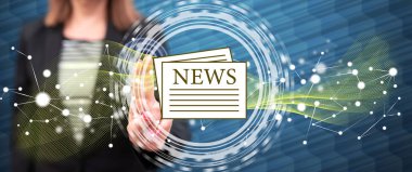 Bir son dakika Haberler kavram parmaklarını dokunmatik ekranlı cep bilgisayarlarda dokunmadan kadın