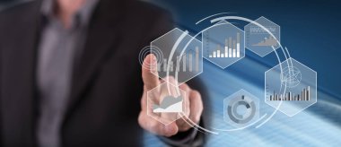 Adam dokunmatik ekranda veri analizi kavramına parmağıyla dokunuyor.