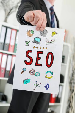 Kağıt gösteren seo kavramı bir işadamı tarafından düzenlenen