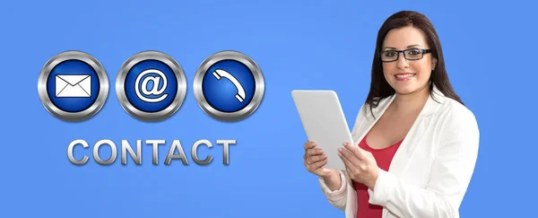 Frau Nutzt Digitales Tablet Mit Kontaktkonzept Hintergrund — Stockfoto
