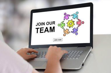 Bir dizüstü bilgisayar ile katılmak bizim takım kavramı ekranda kullanan kadın