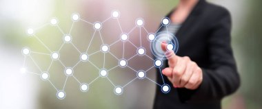 Bir kadın dokunmatik ekranda sanal bir ağa parmağıyla dokunuyor.