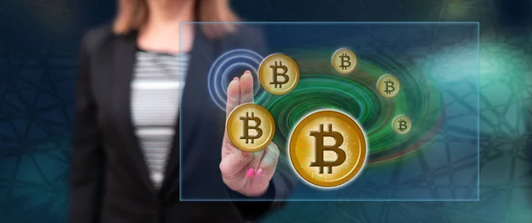 Donna Toccare Concetto Valuta Bitcoin Touch Screen Con Dita — Foto Stock