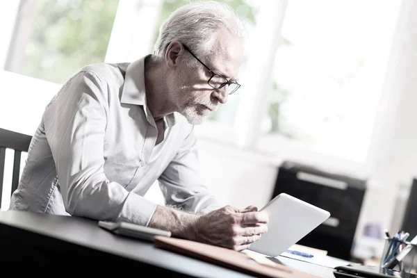 Senior Biznesmen Przy Użyciu Cyfrowego Tabletu Biurze — Zdjęcie stockowe