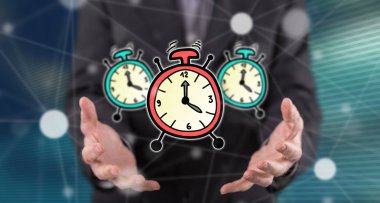 Zaman kavramı içinde geçmiş bir adamın elleri yukarıda